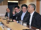 Japonský premiér Šinzo Abé sem pozval na sushi amerického prezidenta Baracka...