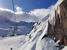 Kaunertalský ledovec zaíná a nad horní stanicí této sedakové lanovky. Nií...
