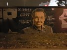 Mezi graffiti z��� vzpom�nka na Karla Gotta