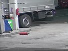 Opil idi kamionu zdemoloval stojany na benzince