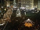 Tináctimetrová jedle v centru Brna u svítí, zaaly vánoní trhy