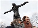 Barbora (vlevo) a Tereza Hrznovy odhalily sochu svho otce v Tboe.