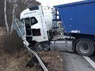 Řidič kamion vyvázl bez zranění.