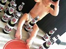 Jedna z fotek zachycuje například malé díte pijící colu. Pod snímkem je výzva...