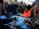 Záchranái pomáhají zrannému mui po zemtesení v Albánií. (26. listopadu...