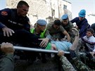 Vyproování zranných. Albánií zasáhlo silné zemtesení. (26. listopadu 2019)