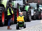 Stovky zemdlc s traktory na protest proti stále písnjím pravidlm na...