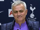 José Mourinho se usmívá na své první tiskové konferenci co by kou Tottenham...