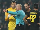 Polský sudí Szymon Marciniak vysvtluje hrám Interu Milán Handanoviovi,...