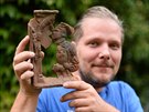 Archeolog Milan Skora s kachl z kamen nalezenou na anci v Psenici. Na...
