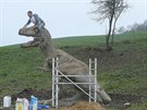 Sochu třímetrového tyranosaura rexe umělecký štukatér Karel Kaliba dokončuje...