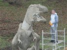 Povrch tyranosaura bude nutné natít jet barvou, která mu dodá reálný vzhled...