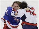 Brendan Lemieux z New York Rangers (vlevo) a Tom Wilson z Washington Capitals v...