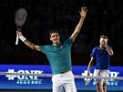 Roger Federer slaví vítzství pi tenisové exhibici v nejvtí býí arén svta...
