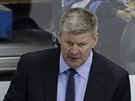 Trenér Bill Peters na stídace hokejist Calgary Flames.