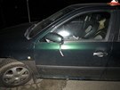 Hledaný recidivista naboural v Bludov pi bezohledné jízd zrcátko autu v...