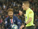 Neymar z Paris St Germain protestuje u rozhodího Willyho Delajoda.