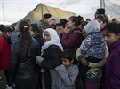 Lidé v jednom z evakuaních center ve mst Dra v Albánii. (27. listopadu 2019)