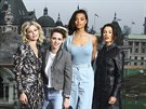 Elizabeth Banksová, Kristen Stewartová, Ella Balinska a Naomi Scottová (Londýn,...