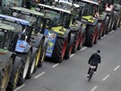 Stovky zemdlc s traktory na protest proti stále písnjím pravidlm na...