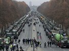 Stovky zemdlc s traktory na protest proti stále písnjím pravidlm na...