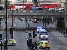 Policisté a záchranáí parkují pod mostem London Bridge v Londýn, kde policie...