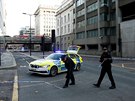 Policisté a záchranáí parkují pod mostem London Bridge v Londýn, kde policie...