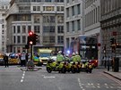 Policisté a záchranái parkují pod mostem London Bridge v Londýn, kde policie...