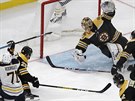 Bostonský branká Tuukka Rask pedvádí zázraný zákrok v utkání s Buffalem.