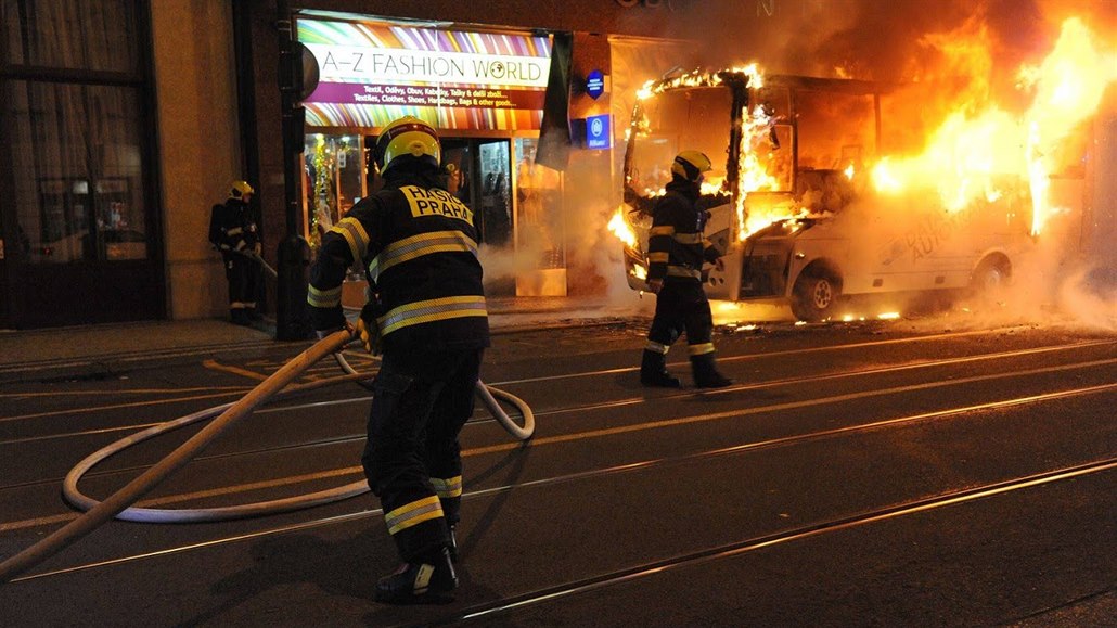 V centru Prahy shořel v noci autobus, nikdo nebyl zraněn