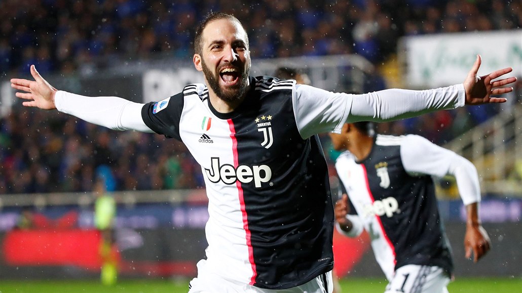 Gonzalo Higuaín z Juventusu se raduje z trefy do sít� Atalanty.