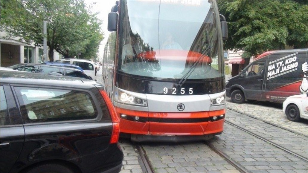 P�esahuje-li auto do koleji�t�, �idi� volá strá�níky.