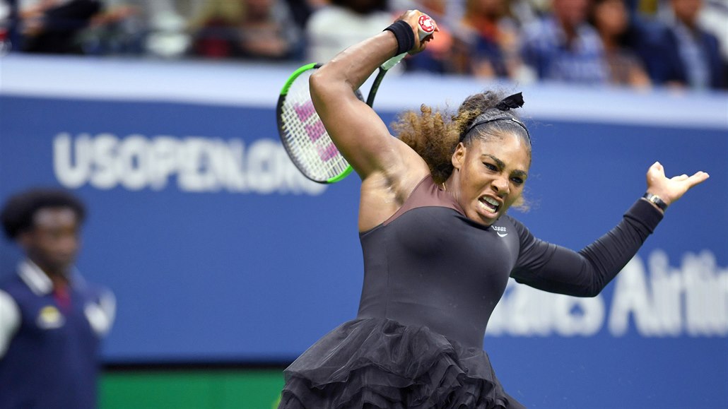 Vzteklá Serena Williamsová zniila raketu pi finále US Open proti mladé...