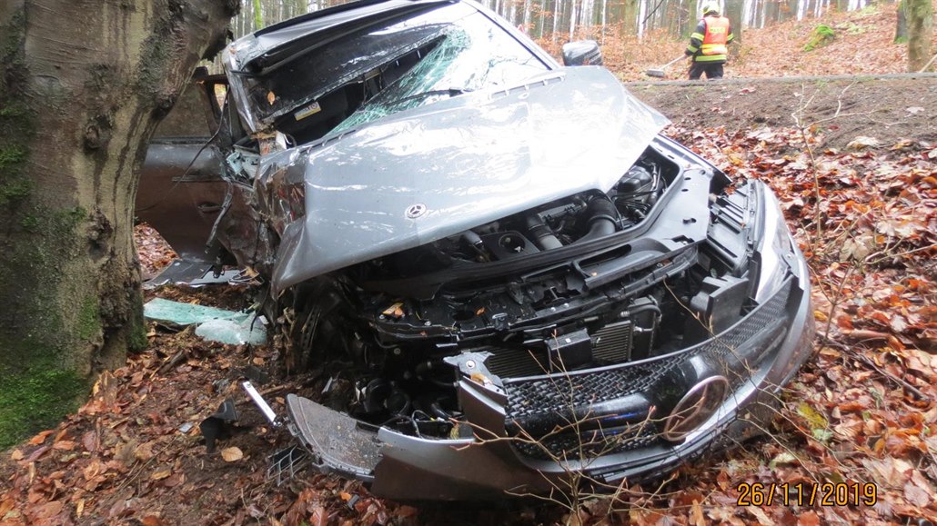Osmnáctiletý kurýr rozbil kradené auto o stromy krátce po vjezdu do Čech