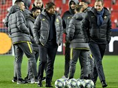 Italsk trenr Antonio Conte (uprosted) si prohl stadion v praskm Edenu,...