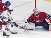 Filip Chytil z New York Rangers se pokouší přelstít brankáře Montrealu Careyho...