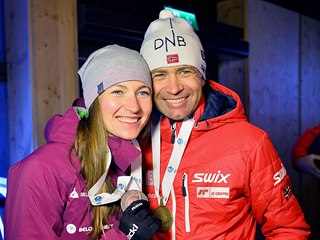 Ole Einar Björndalen s Darjou Domračevovou s medailemi z MS v Hochfilzenu v...