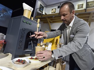 Obchodní ředitel společnosti Gastro Mach Radek Podstrčil ukazuje přípravu...