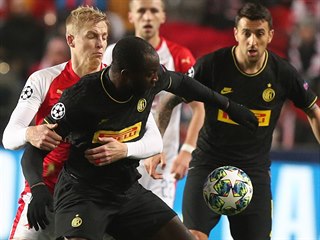 Slávistický obránce Michal Frydrych bojuje s Romelem Lukakem z Interu Milán v...