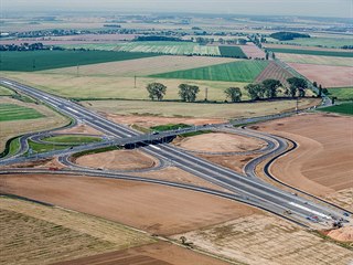 Nový úsek dálnice D11 u Hradce Králové (18.8.2017).