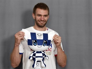 Veslař Ondřej Synek pózuje s maskotem olympijských her v Tokiu 2020 při...