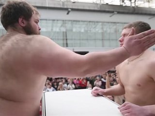 Na Sibiři je všechno možné. Fackování tam je sport a Vasilij Kamockij (vlevo) v...