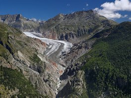 Na horním snímku je ledovec Aletsch v roce 1865. Na dolním snímku je jeho...