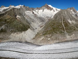 Na ernobílém snímku nahoe je podoba výcarského ledovce Aletsch ve...