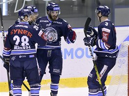 Liberečtí hokejisté se radují z gólu do sítě Olomouce.