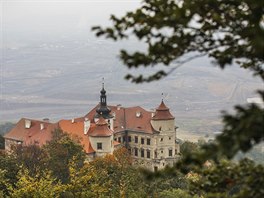 Pod ervenmi stechami zmku Jeze zeje jma. Ob stroje ji vykousaly do...