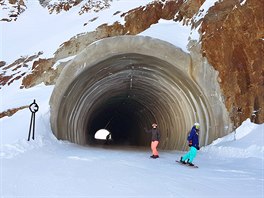 Tunel o délce 140 m je vystlaný dostatečnou vrstvou sněhu, má potřebný spád, a...
