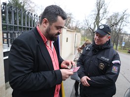 Starosta pražských Řeporyjí Pavel Novotný přinesl na ambasádu Ruska dopis, v...