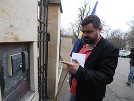 Starosta pražských Řeporyjí Pavel Novotný přinesl na ambasádu Ruska dopis, v...