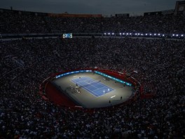 Tisce divk pi tenisov exhibici v nejvt b arn svta v Mexico City.